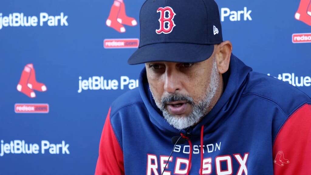 Alex Cora, el entrenador principal de los Red Sox, anuncia su salida con pocas horas de antelación.